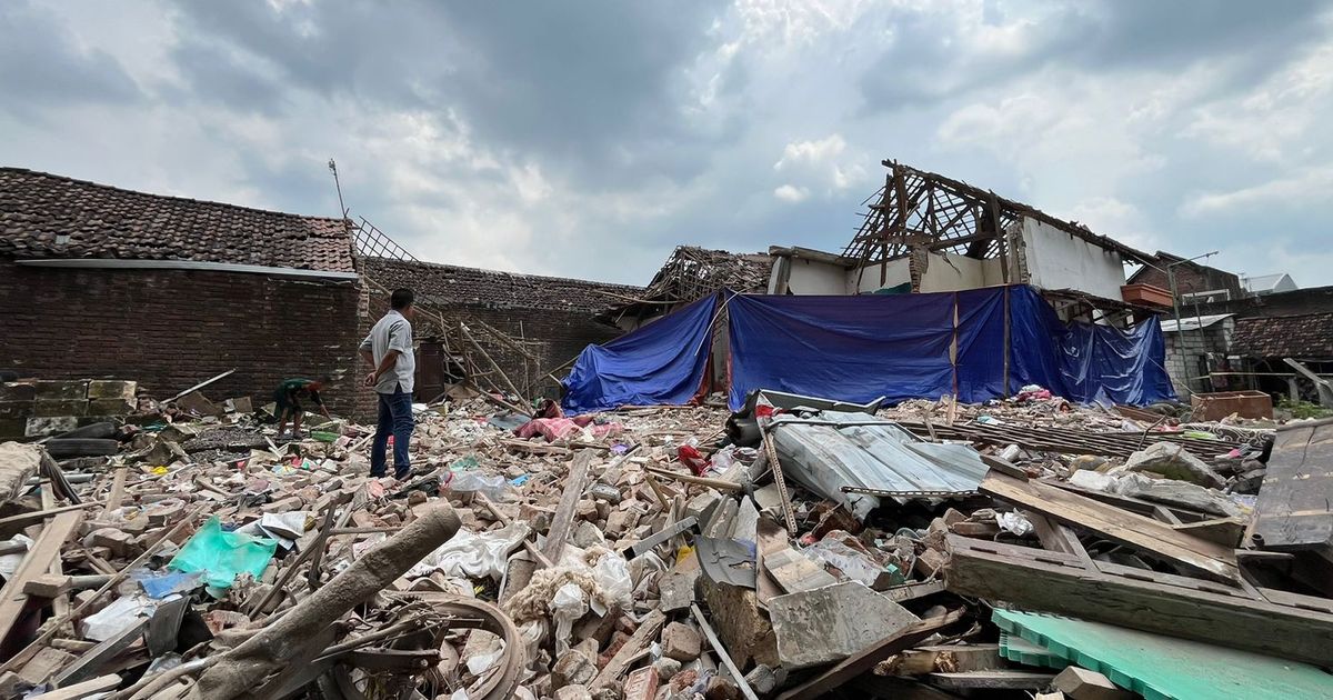 Tim Labfor Temukan Selongsong Kembang Api di Lokasi Ledakan Rumah Polisi Mojokerto