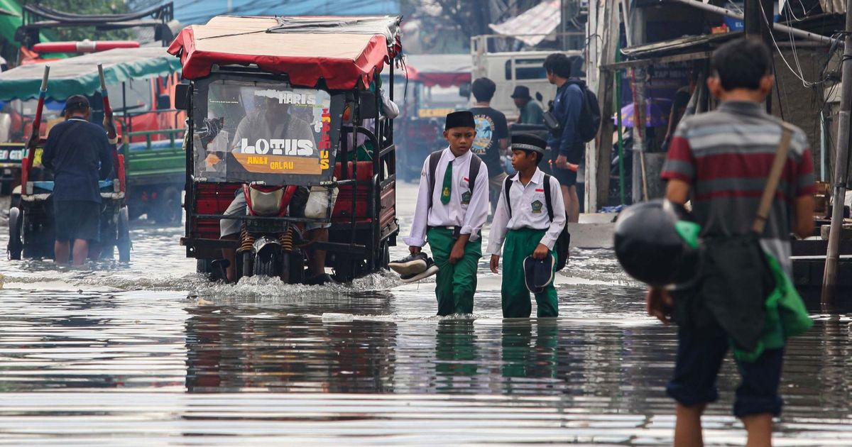 FOTO: Banjir Rob Kembali Rendam Jakarta Utara, Ketinggian Air Capai 80 Cm