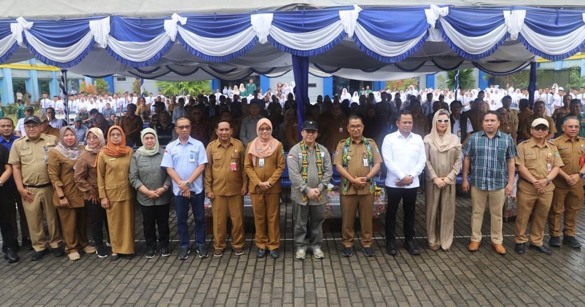 Pj Gubernur Kaltim Akmal Malik Panen Melon di SMAN 3 Tenggarong