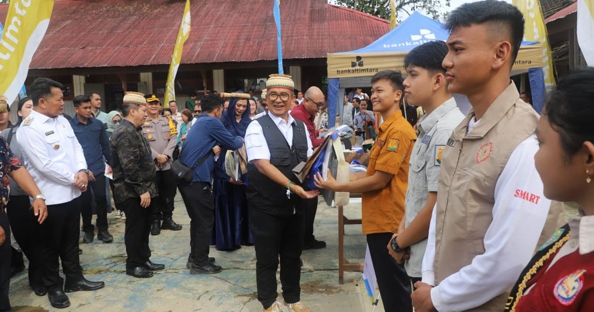 Pj Gubernur Kaltim Sapa Pelajar dan Salurkan Bantuan di Mahakam Ulu