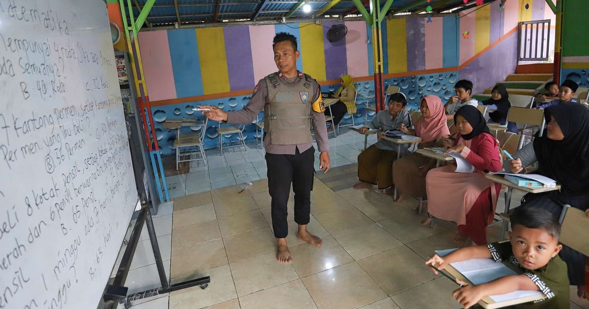 FOTO: Sosok Aiptu Agus Riyanto, Polisi Inspiratif Dirikan Sekolah Gratis untuk Anak-Anak Pemulung di Sudut Jakarta