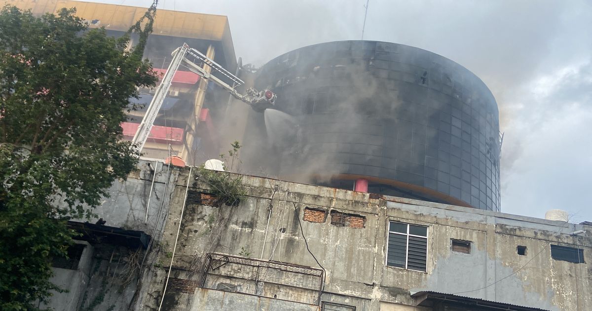 Begini Kondisi Glodok Plaza Usai Kebakaran Padam, Asap Hitam Pekat masih Mengepul