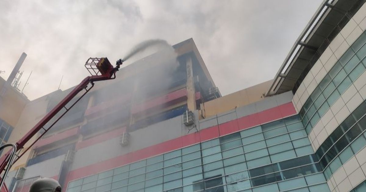 Penampakan Glodok Plaza Usai Kebaran Hebat, Asap Putih Masih Mengepul