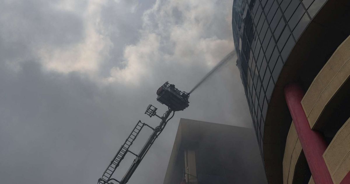 FOTO: Aksi Petugas Damkar Berjam-jam Berjibaku Atasi Kebakaran Dahsyat Glodok Plaza