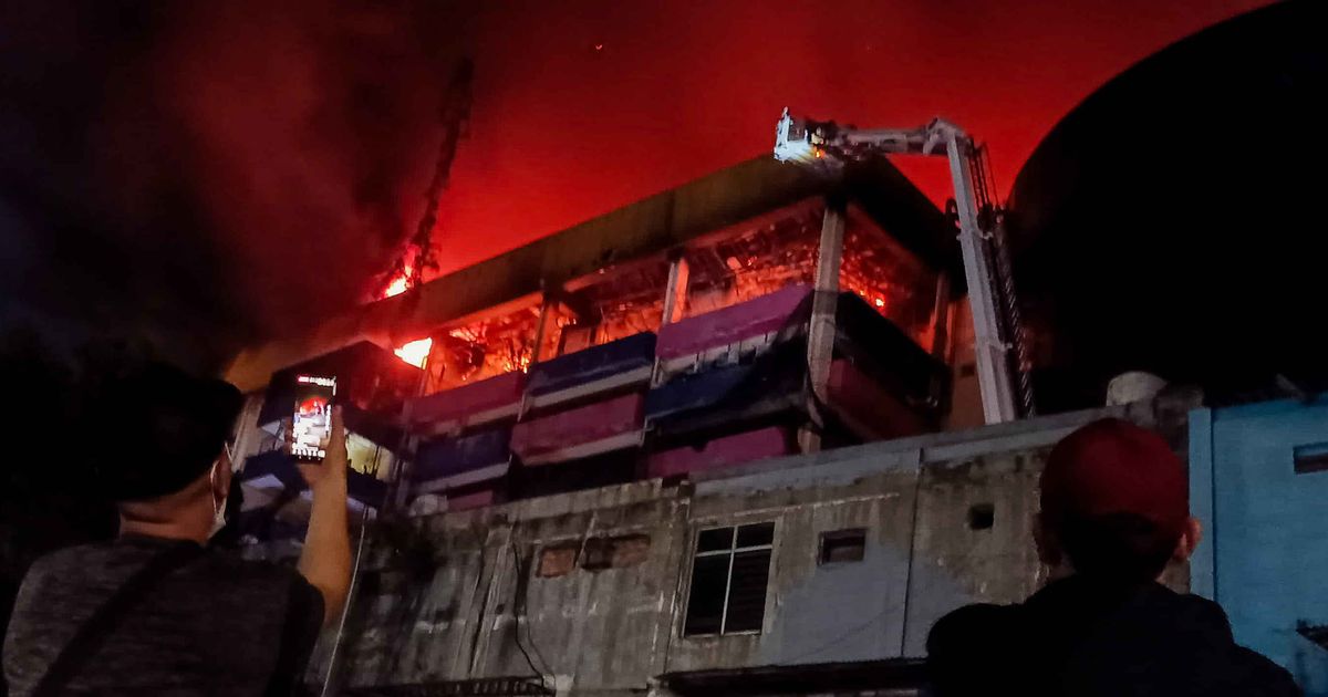 Detik-Detik Menegangkan 9 Orang Lolos dari Kebakaran Hebat di Glodok Plaza