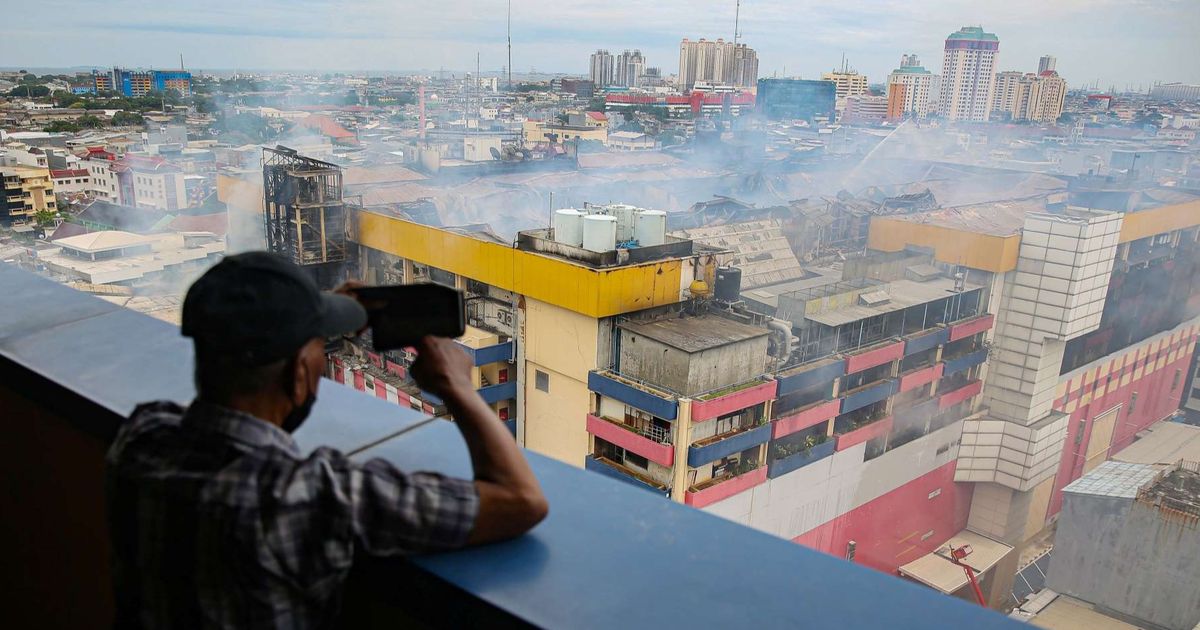 FOTO: Situasi Terkini Glodok Plaza Pascakebakaran Dahsyat, Asap Masih Mengepul dan Puluhan Toko Tutup