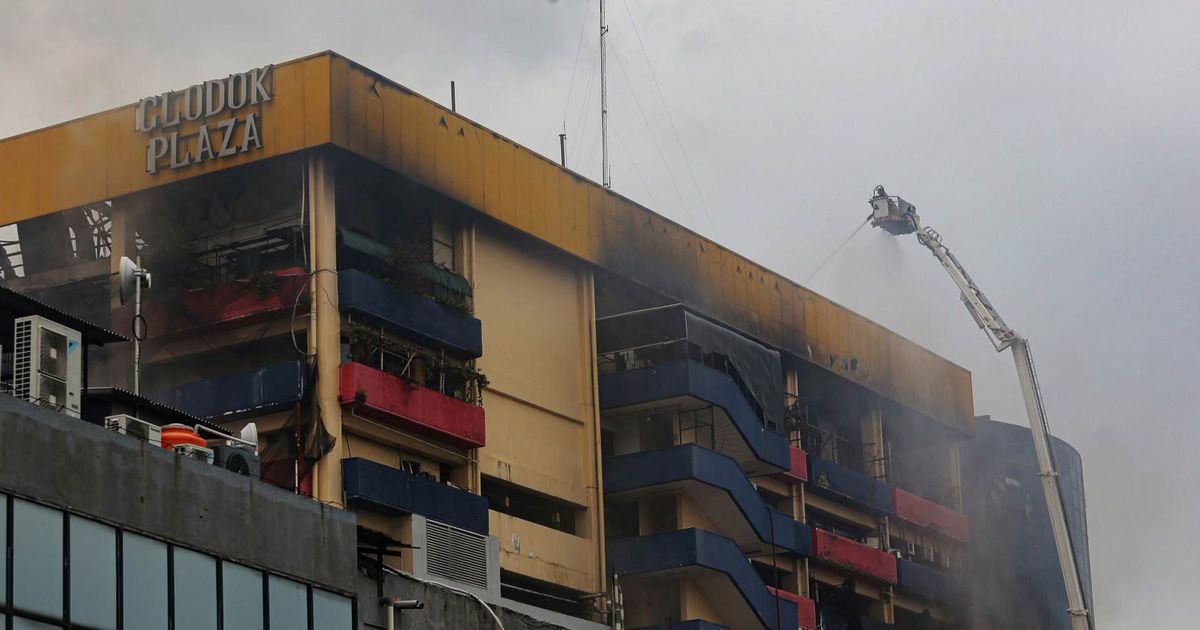 FOTO: Ini Penyebab Sulitnya Pemadaman Kebakaran Glodok Plaza, Sudah 15 Jam Titik Api Masih Membara