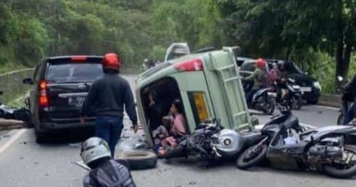Angkot di Garut Hilang Kendali, Meluncur Seruduk Enam Kendaraan