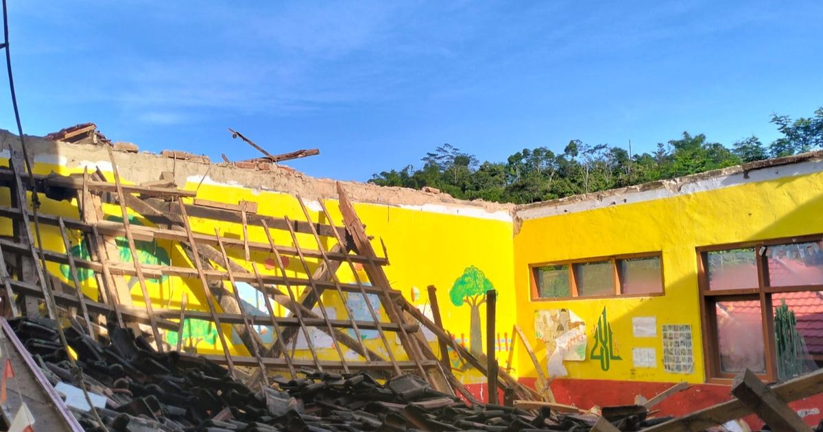 Berhari-Hari Diguyur Hujan Deras, Bangunan Sekolah di Garut Ambruk