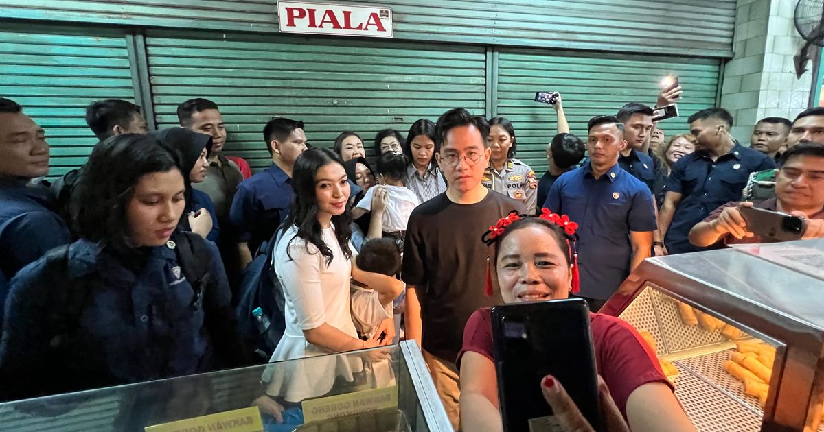Jelang Imlek, Gibran Tinjau Pasar Atom di Surabaya