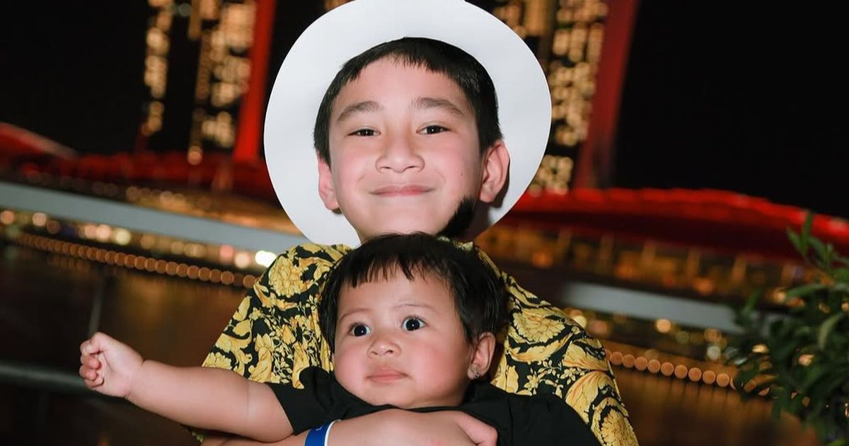 Potret Gemas Rafathar Gendong Baby Lily, Caption di Instagram Bikin Haru Warganet