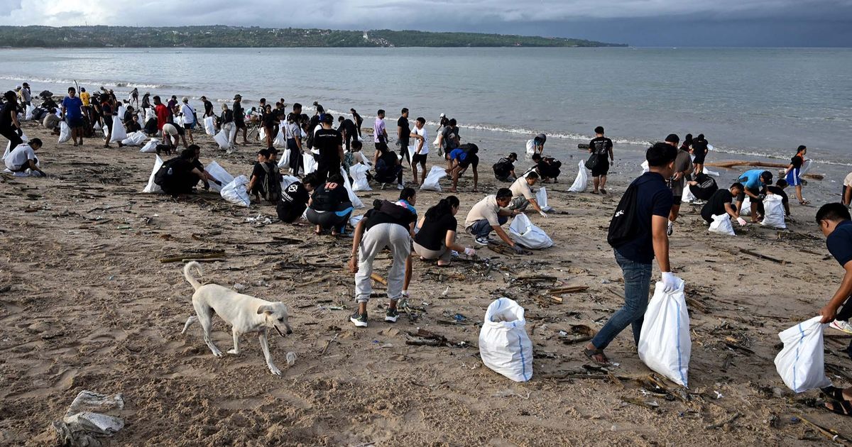 FOTO: Aksi Bersama Membersihkan Sampah di Pantai Kedonganan Bali