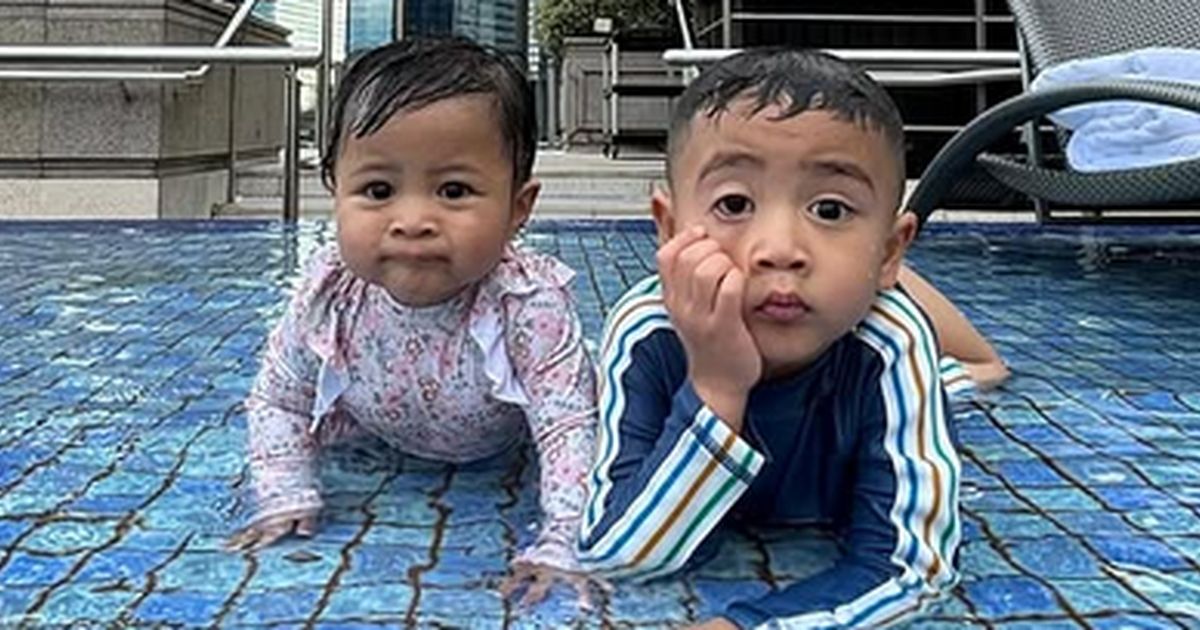 Potret Duo Gemas Rayyanza & Baby Lily Berenang Bareng, Netizen 'Sadar Gak Sih Kalian Tuh Mirip?'