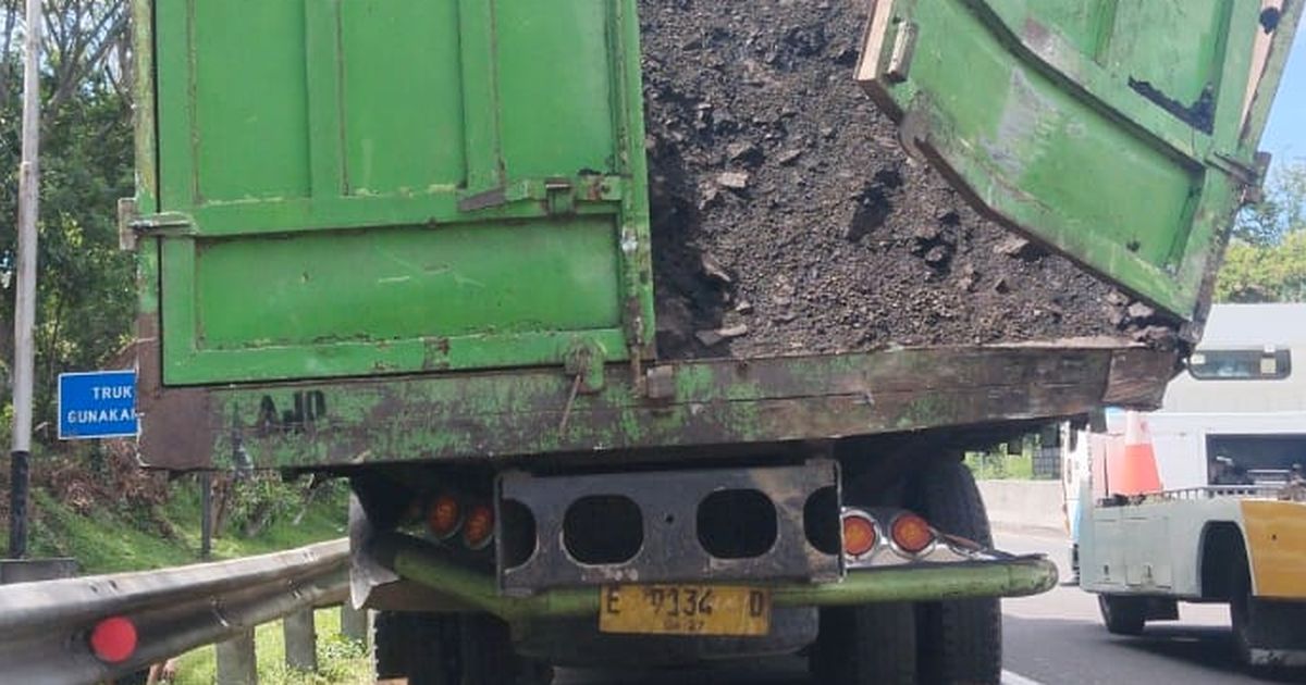 Tak Kuat Nanjak, Tronton Picu Kecelakaan Beruntun di Tol Cipularang