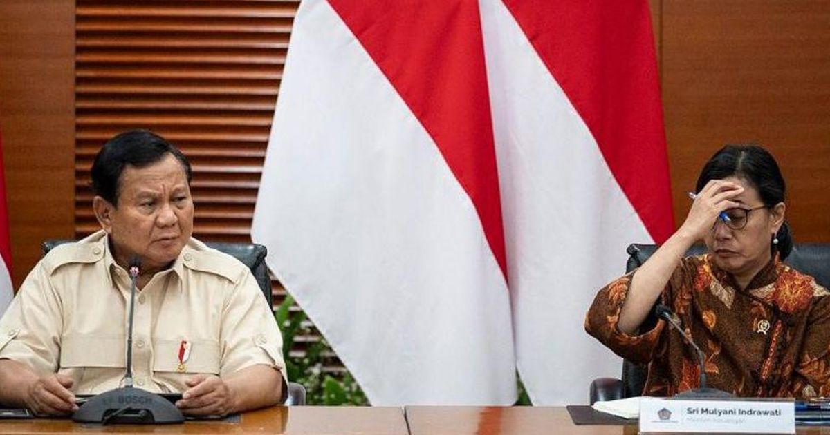 VIDEO: Perhatian Sri Mulyani saat Prabowo Turuni Anak Tangga, Mayor Teddy Sigap Siapkan Pundak