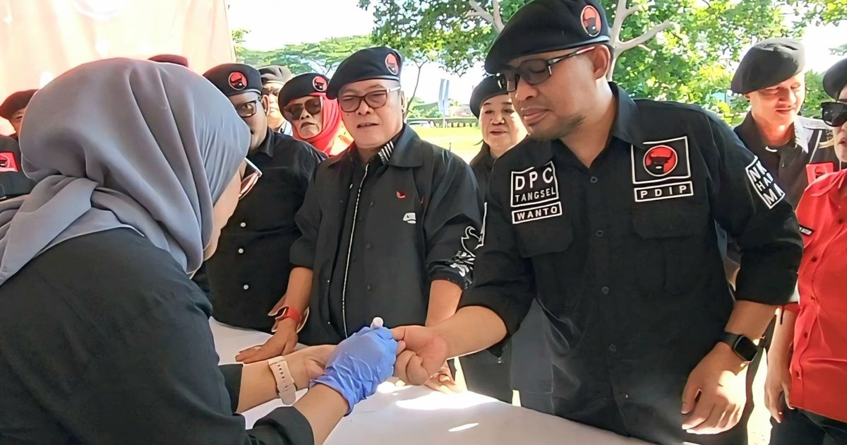 Kader PDIP Tangsel Cap Jempol Darah Dukung Megawati Soekarnoputri