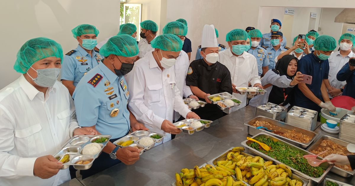 Potret Menu Makan Bergizi Gratis Hari Pertama di SD Halim Perdanakusuma