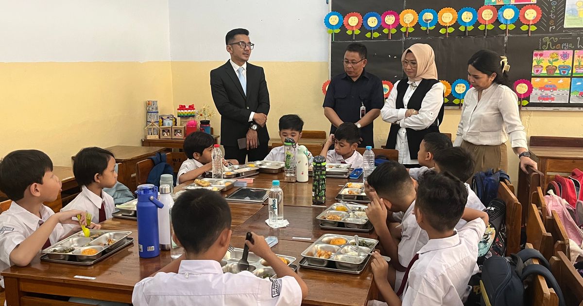 Makan Bergizi Gratis Serentak Dimulai, Siswa SD di Jakarta Bawa Sendok dan Botol Minum Sendiri