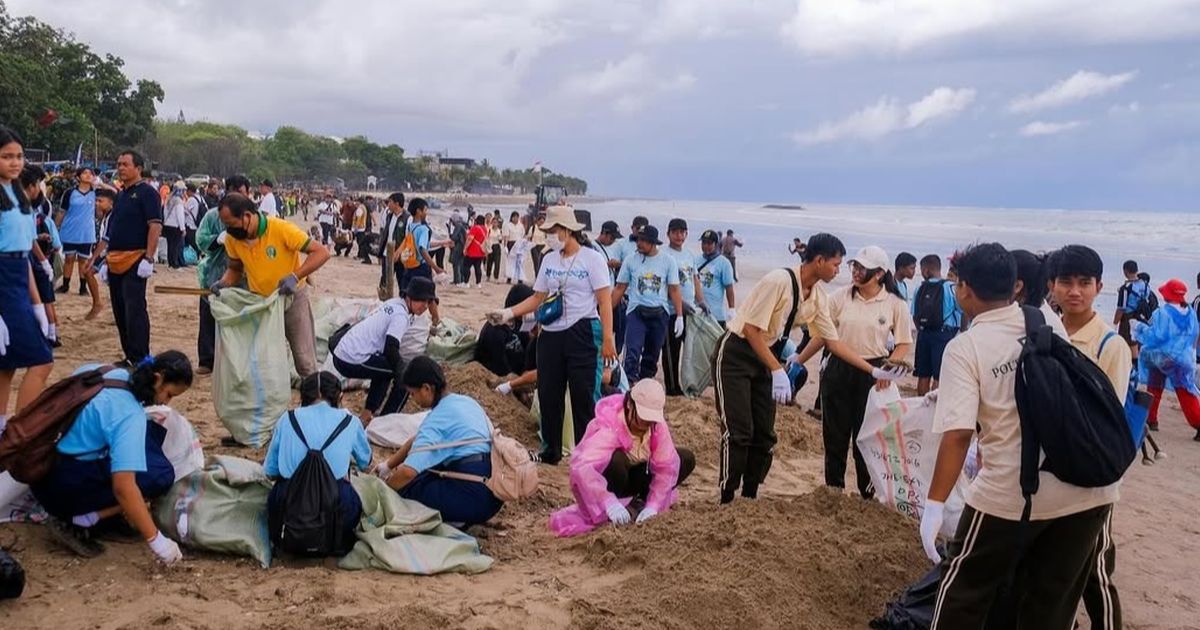 Pantai Bali Kotor karena Kiriman Sampah Plastik, Aksi Bersih-bersih Jadi Sorotan Dunia