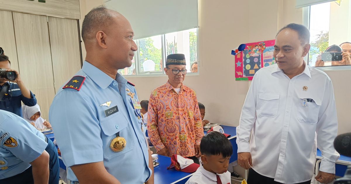 VIDEO: Hari Pertama Makan Bergizi Gratis Dimulai, Tak Ada Susu saat Ditinjau Menteri Budi Arie