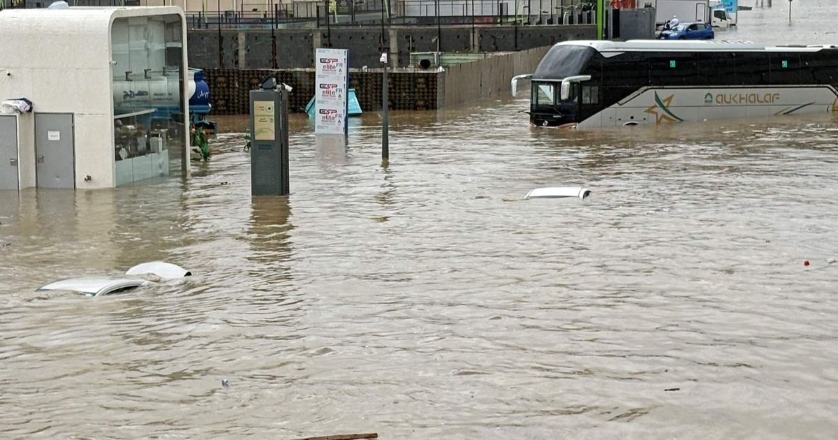 FOTO: Penampakan Banjir Parah Terjang Mekkah, Mobil-Mobil Tenggelam dan Bus Terjebak