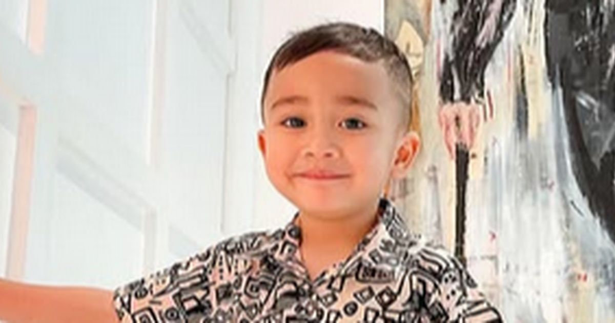 Disebut Penerus Raffi Ahmad, Potret Rayyanza Berpose Bak Model Cilik Pakai Seragam Sekolah di Rumah Curi Perhatian