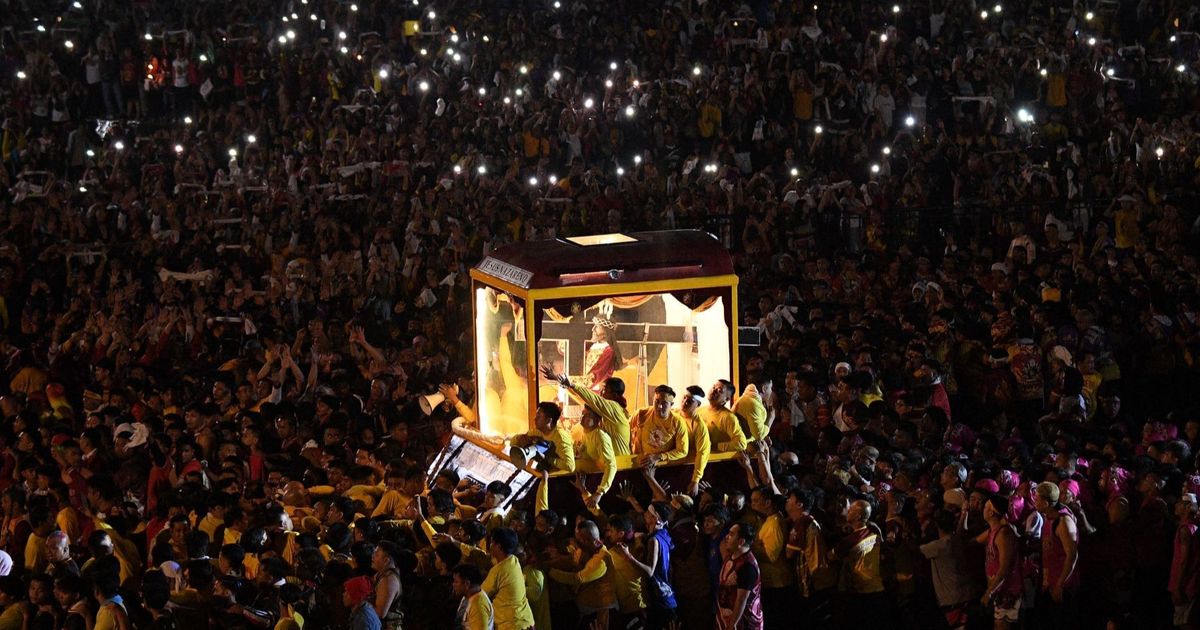 FOTO: Penampakan Lautan Manusia Berdesakan Arak Patung Yesus Black Nazarene di Filipina