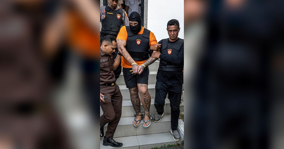 FOTO:  Momen Tiga WN Australia Digiring dengan Kaki Dirantai Saat Diserahkan ke Kejari Badung