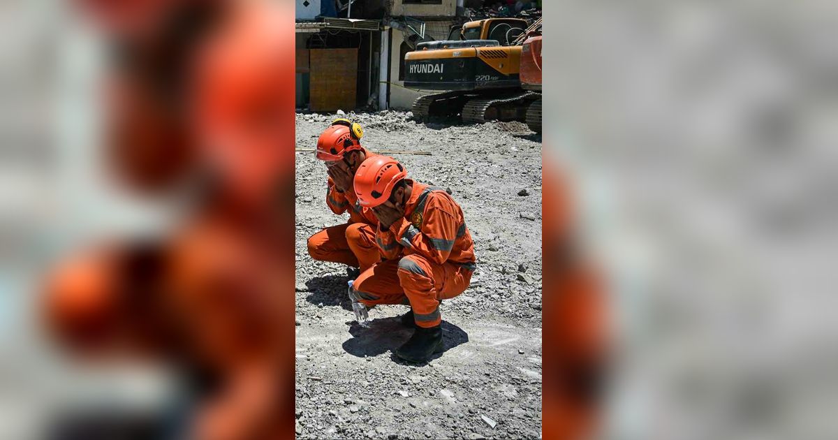 Heroik! Tiga Petugas Damkar Surabaya Evakuasi Dua Santri dari Bawah Puing
