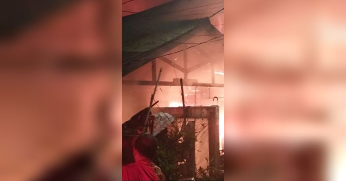 Kebakaran di Bengkel Petukangan Jaksel, Layanan Transjakarta Koridor 13 Terganggu