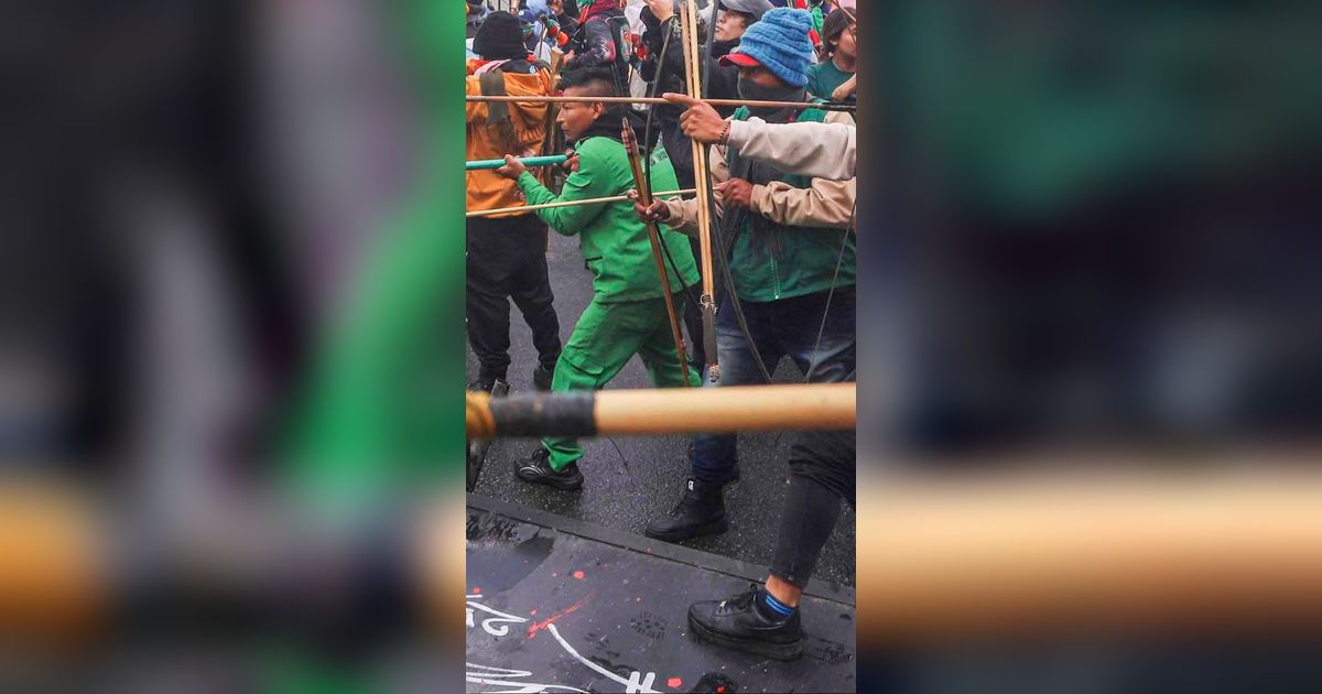 FOTO: Bentrokan di Bogota, Demonstran Serang Polisi dengan Panah di depan Kedubes AS