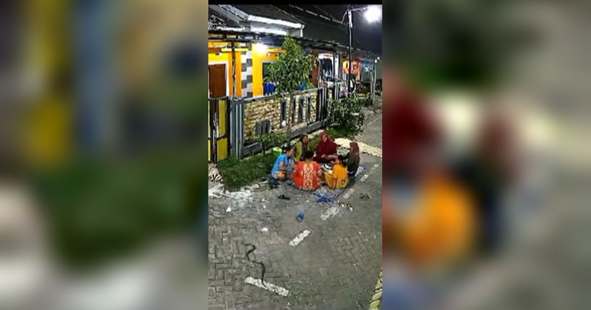 Baru Mau Gosip, Ular Datang Duluan, Ibu-Ibu Lari Ngibrit