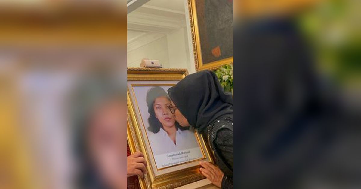 Tangisan Haru di Istana, Adik Kandung Marsinah Cium Foto Kakaknya Usai Penganugerahan Gelar Pahlawan Nasional