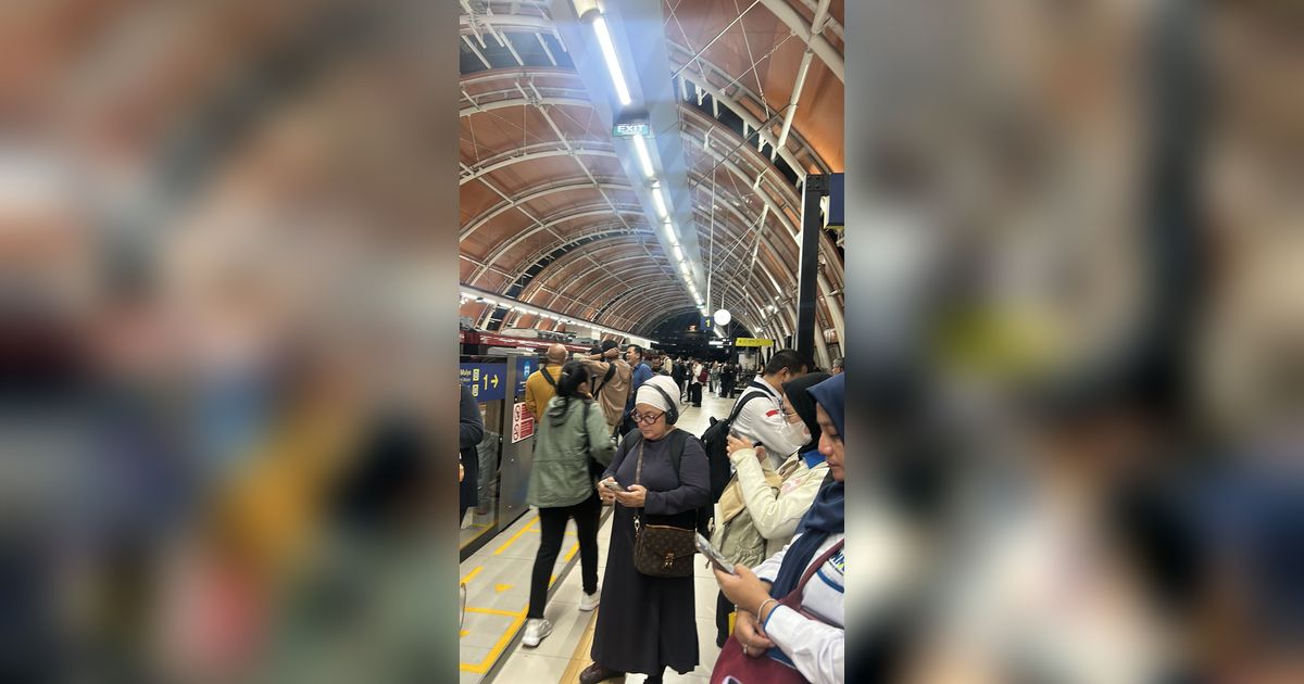 LRT Jabodebek Mogok dan Diderek, Penumpang Menumpuk Kegerahan