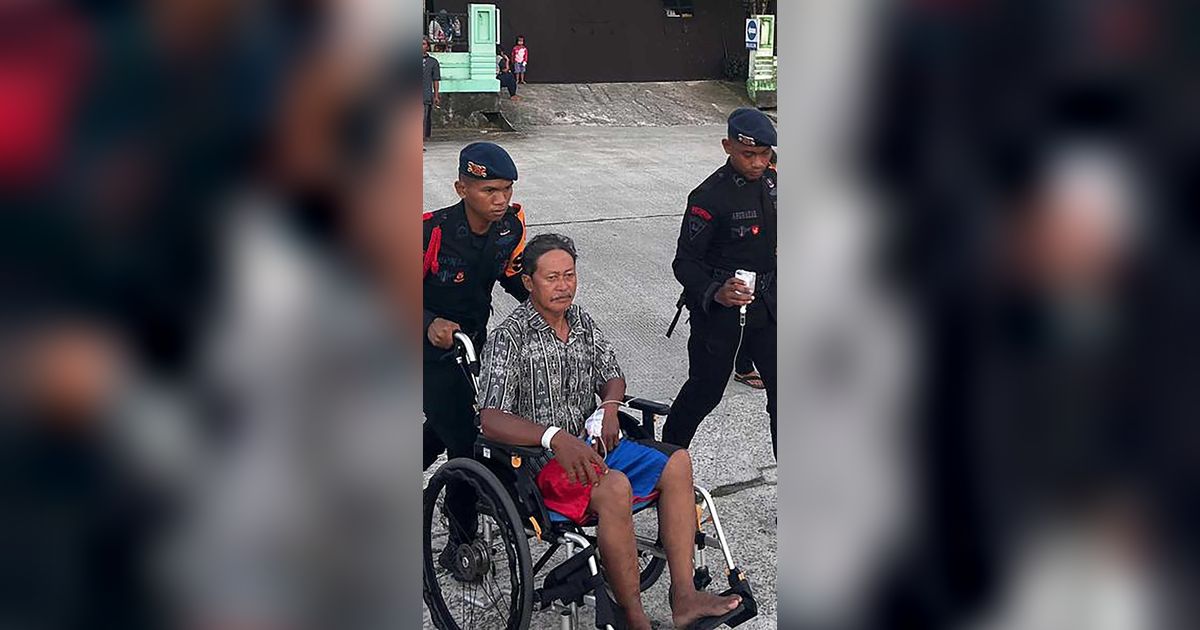 FOTO: Evakuasi Pasien Rumah Sakit Saat Gempa Mengguncang Kota Tarakan