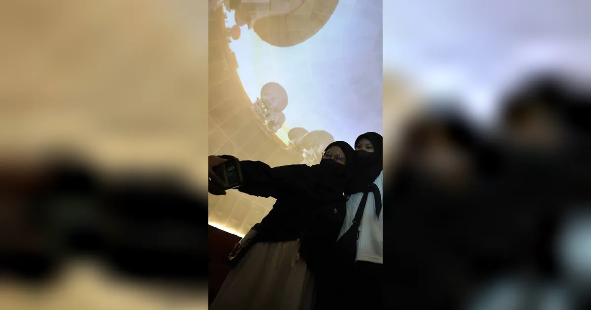 FOTO: Libur Natal Warga Kunjungi Planetarium Jakarta yang Kembali Dibuka