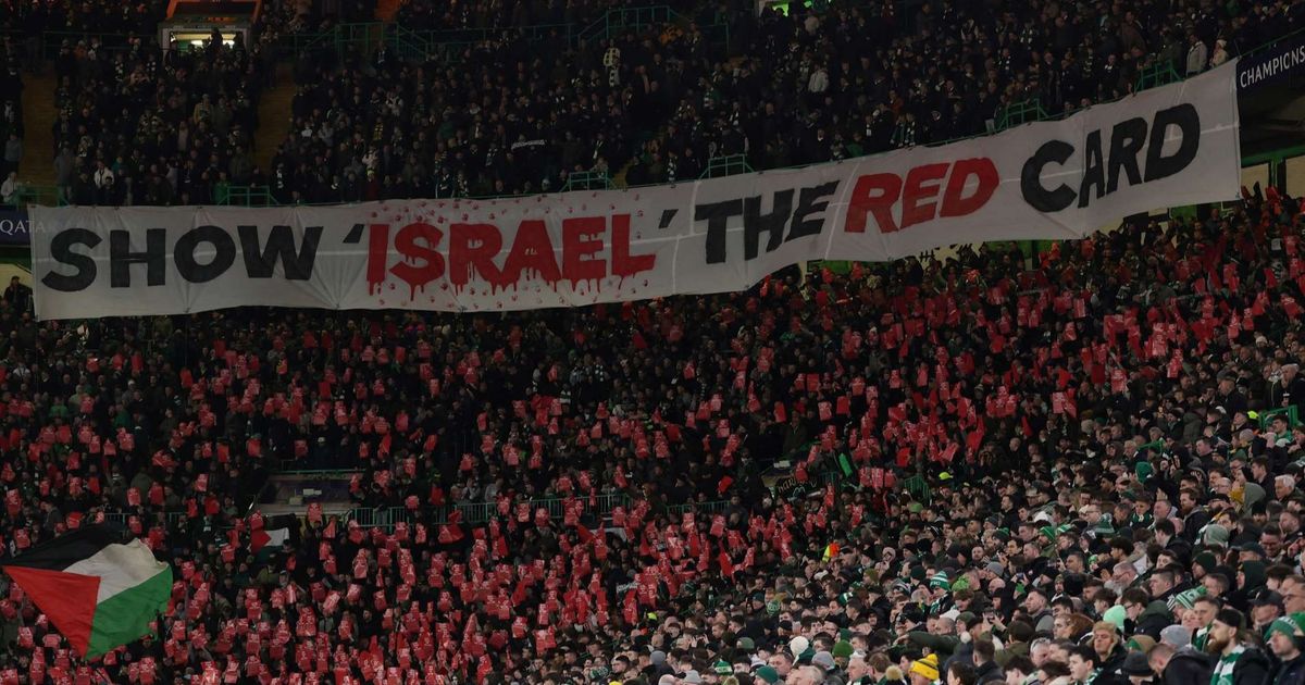FOTO: Tak Gentar Ancaman UEFA! Suporter Green Brigade Celtic Bentangkan Spanduk Kecam Israel