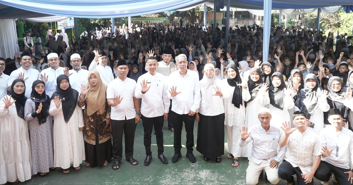 Sapa Murid SD di Bekasi, Wamensos Sosialisasi Program MBG dan Sekolah Rakyat