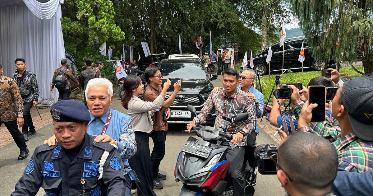 Elite KIM Plus Mulai Mendatangi Kediaman Prabowo di Hambalang, Zulhas dan Hatta Dibonceng Motor