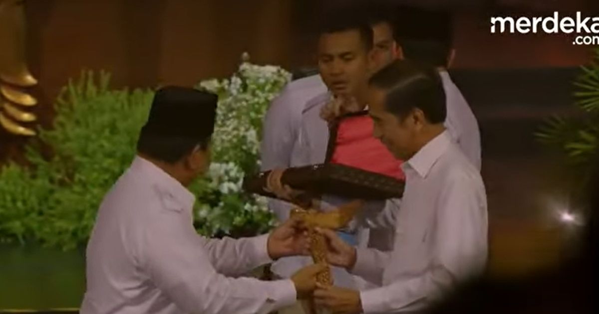 VIDEO: Wajah Semringah Jokowi Spesial Dihadiahi Keris Emas dari Prabowo di HUT Gerindra