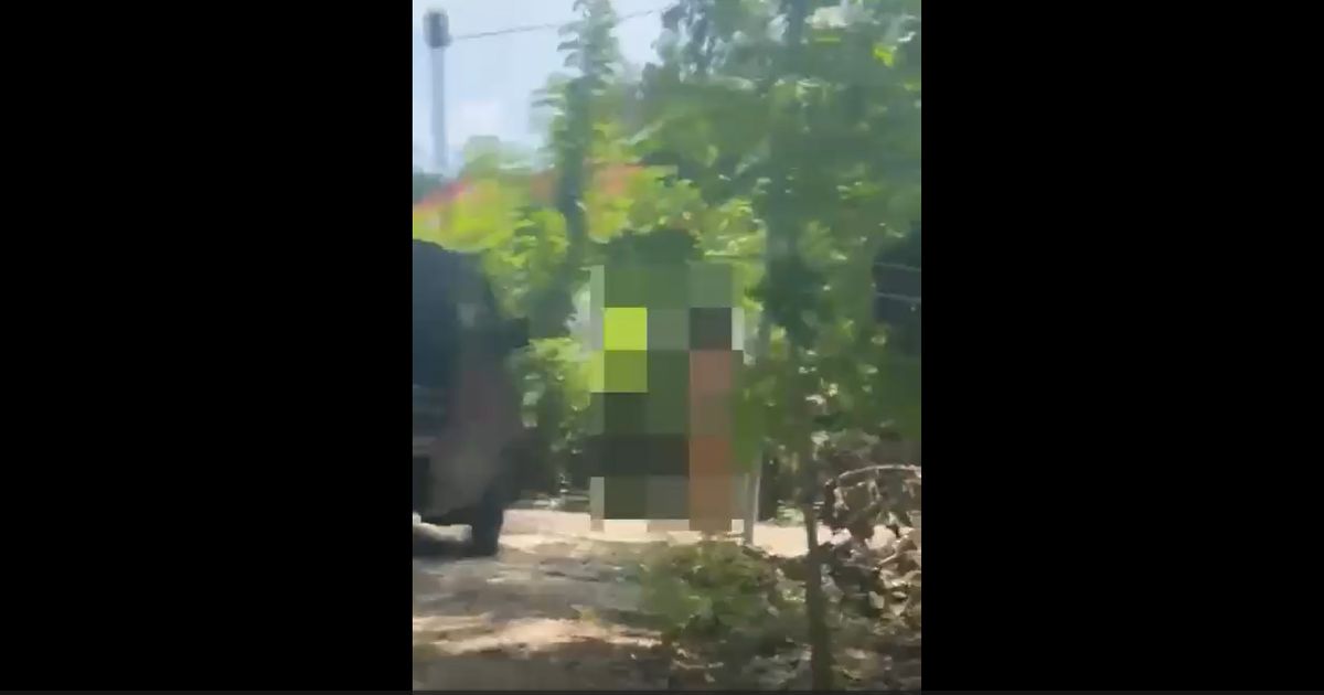 Beredar Video Bule Perempuan Berjalan Bugil di antara Para Pekerja Pria