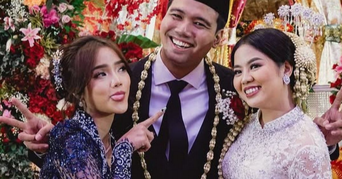 Potret Cantik Fuji di Pernikahan Frans Faisal, Bikin Pangling Tampil Anggun Berkebaya Biru & Rambut Disanggul