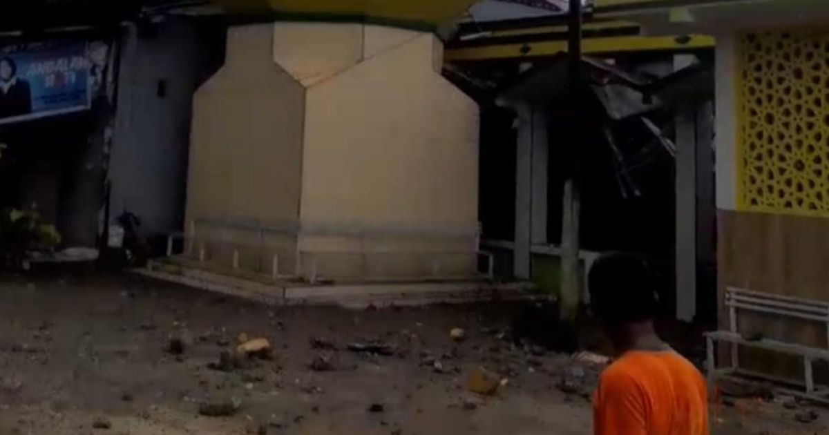 Atap Menara Masjid di Maros Roboh, Sejumlah Warga Tertimpa Reruntuhan
