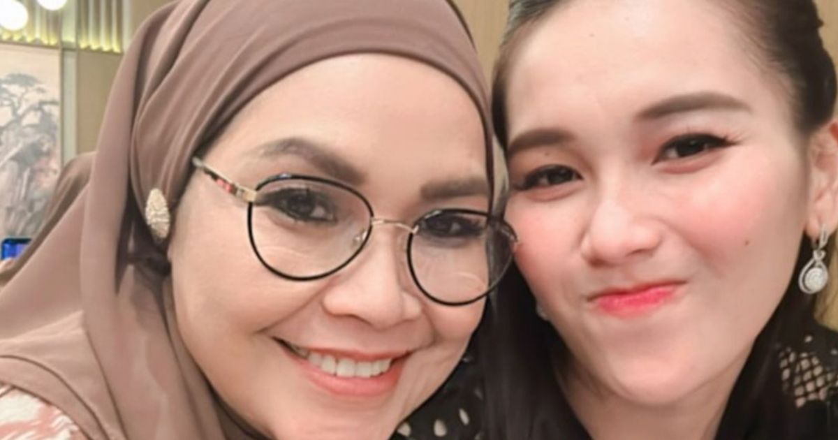 Tulis Doa Agar Selalu Menemani, Umi Kulsum Pamerkan 6 Potret Kebersamaan dengan Ayu Ting Ting