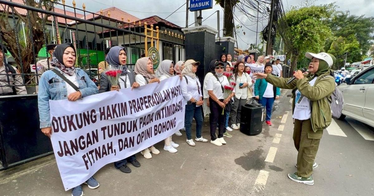 Emak-Emak Demo Depan PN Jaksel, Minta Hakim Adil di Praperadilan Hasto Kristiyanto