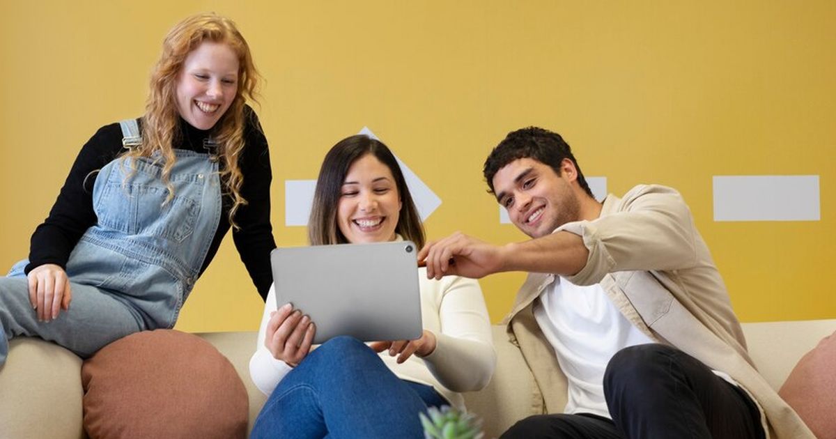 Cara Bertahan Gen Z di Kantor: Pura-Pura Sibuk dengan Ngetik Keyboard Keras-Keras