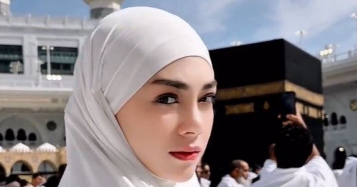 9 Potret Celine Evangelista Menangis Bisa Menyentuh Ka'bah saat Umrah Perdana, Tetap Cantik Meski Pakai Cadar