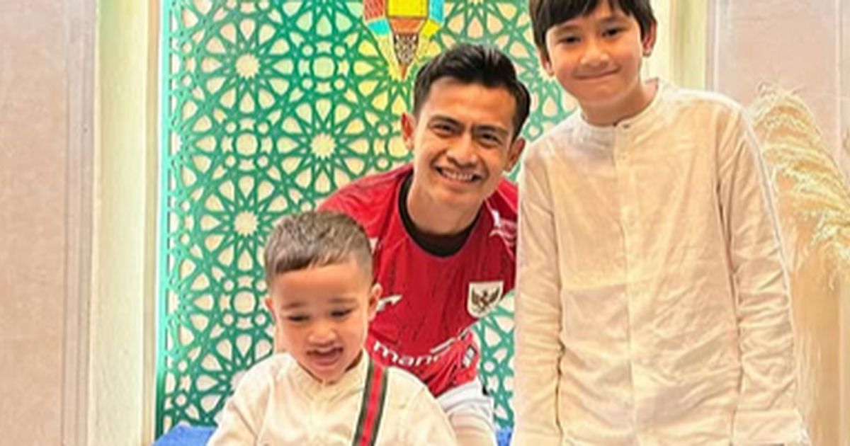 Foto Bareng Pratama Arhan, Rayyanza Bikin Salfok - Mulai dari Pose Unik Hingga Gaya Super Kece