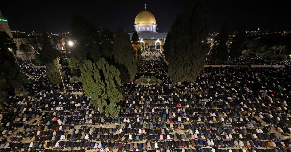 FOTO: Kekhusyukan Ribuan Warga Palestina Berburu Lailatul Qadar di Masjid Al Aqsa pada Malam 27 Ramadan