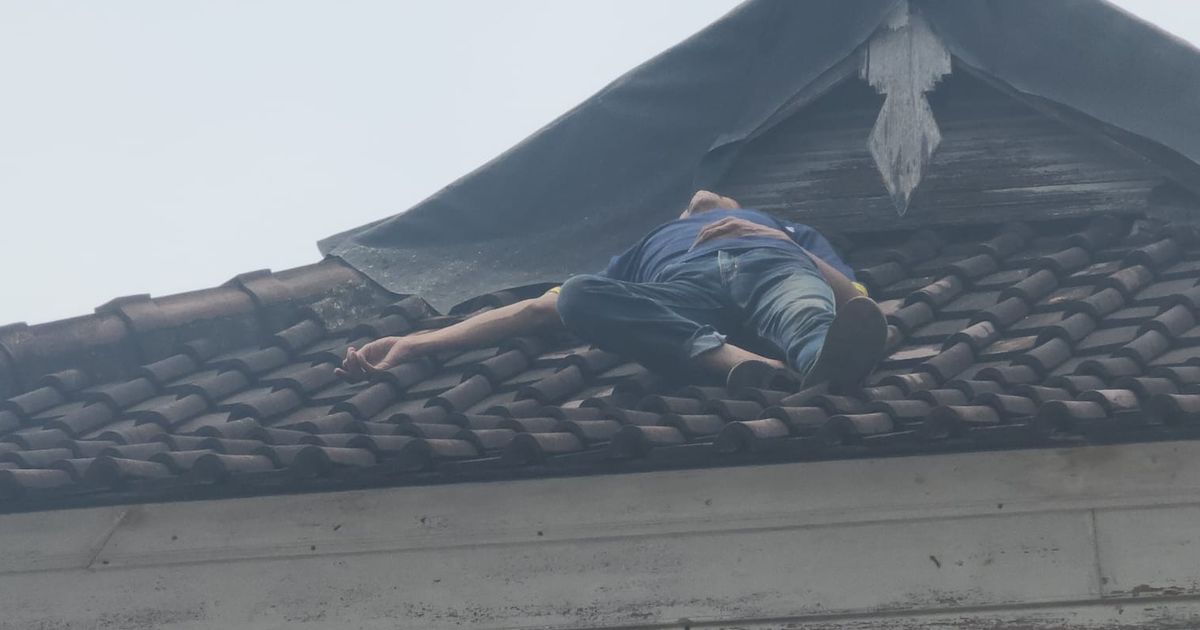 Ketahuan Masuk Rumah Warga, Pria Ini Nekat Pura-Pura Pingsan di Atap